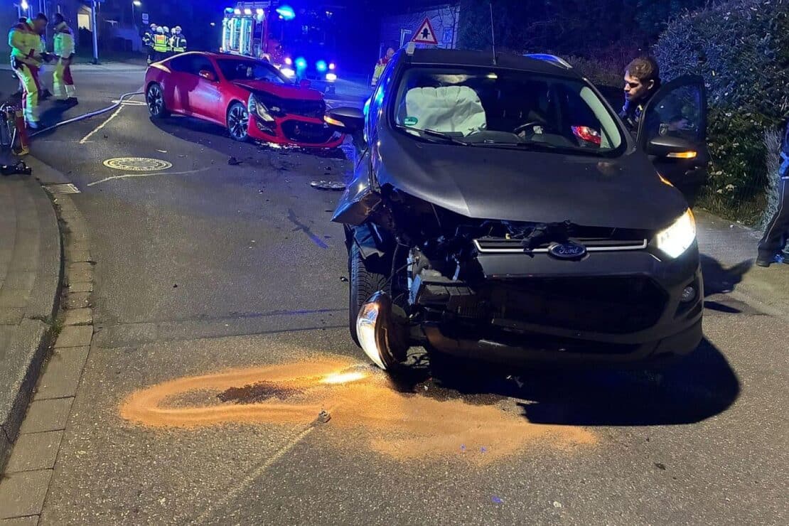 Zwei leicht Verletzte nach Auffahrunfall in Bedburg-Hau