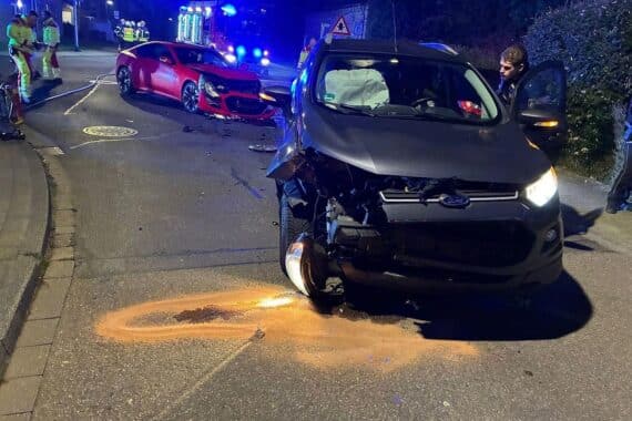 Zwei Pkw-Crash an Kreuzung in Bedburg-Hau, Feuerwehr und Rettungsdienst im Einsatz.