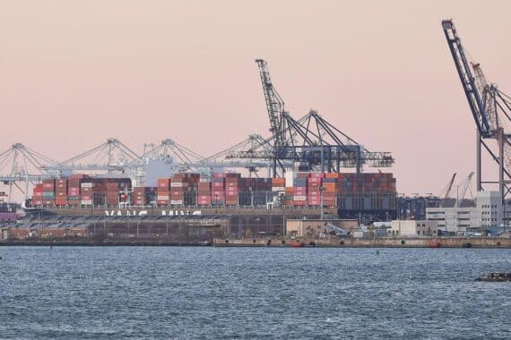 Industrieanlagen in Europa, symbolisierend den Schutz und die Stärkung heimischer Märkte.