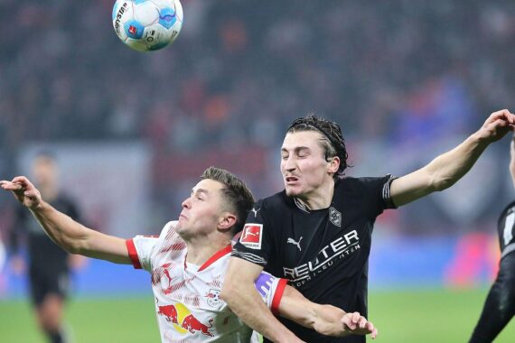 Rocco Reitz im Zweikampf, Mönchengladbach gegen Leipzig, Fußball, Konzentration, Dynamik, Wettkampf.