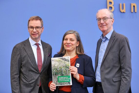 Grafik mit Zukunftsquote 2025: Höchststand, Investitionen, Nachhaltigkeit und Herausforderungen im Bundeshaushalt.