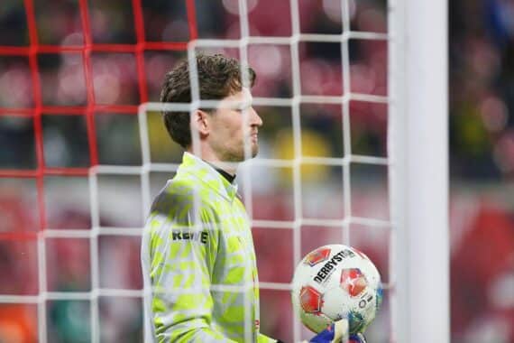 Feiernde Dortmunder Spieler jubeln nach dem 4:0-Sieg gegen den SC Freiburg im Stadion.