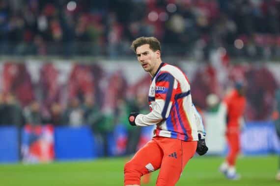 Bayern München jubelt nach historischem 5:0-Sieg gegen St. Pauli im Millerntor-Stadion.