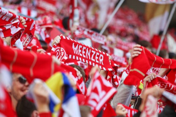 Bayern-Spieler jubeln nach spektakulärem Comeback gegen Mainz, Fans feiern den historischen Sieg.