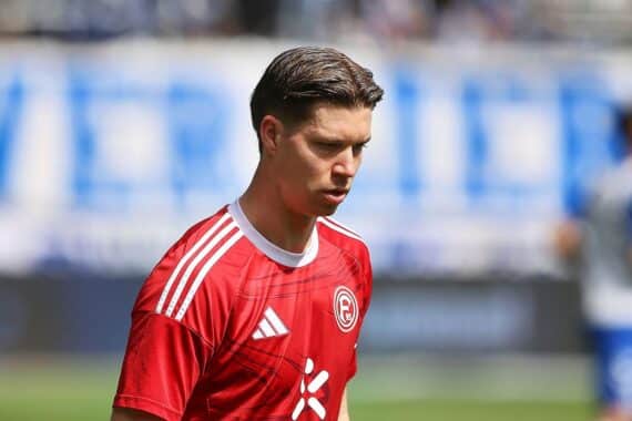 Cedric Itten jubelt nach Tor, während Fortuna Düsseldorf gegen Dynamo Dresden gewinnt.
