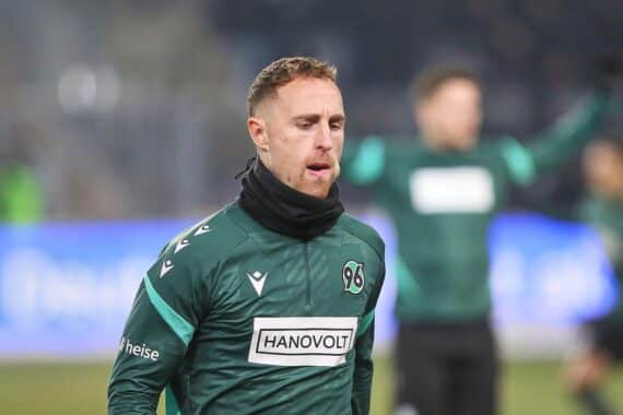 Hannover 96 Spieler feiern den 2:0 Sieg gegen Darmstadt in der 2. Bundesliga.