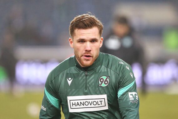 Hannover 96 und Paderborn im Zweitligaspiel, Angesicht des Unentschiedens und emotionaler Spielmoment.
