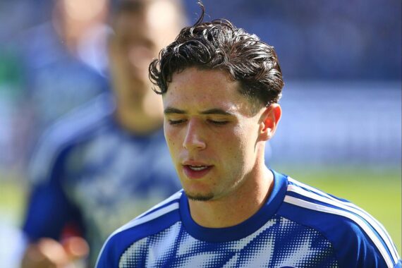 Schalke-Spieler jubeln nach entscheidendem Tor; Elversberg enttäuscht in der 2. Bundesliga.