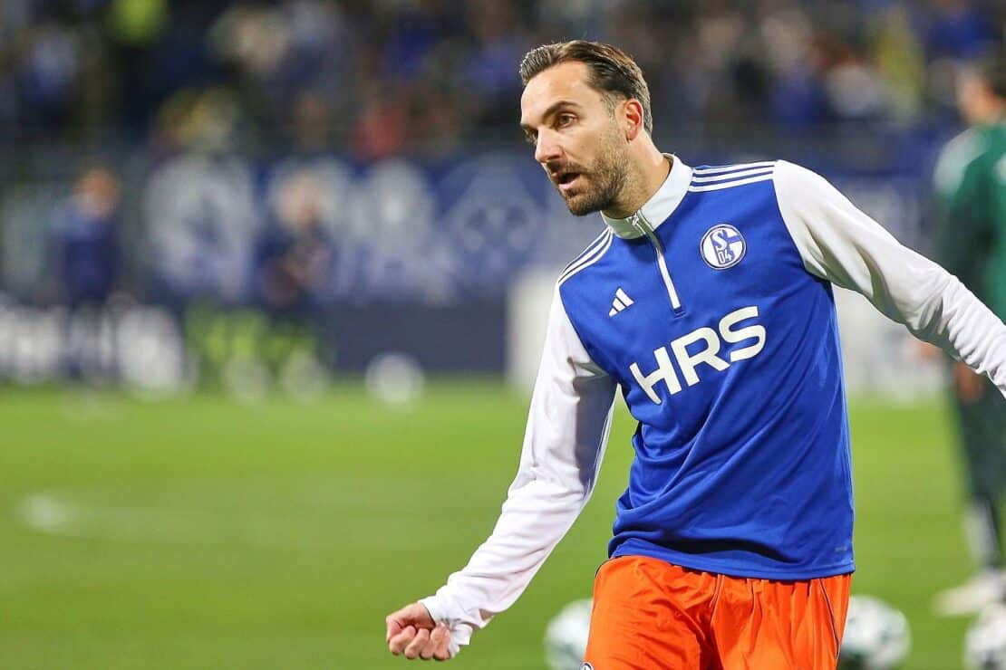 2. Liga: Schalke schlägt Karlsruhe und bleibt Tabellenführer