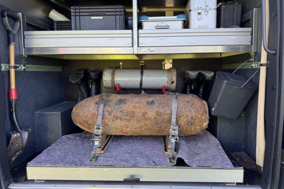 Einsatzkräfte entschärfen Weltkriegsbombe: Evakuierung, Drohne und Unterstützung für Anwohner sichtbar.
