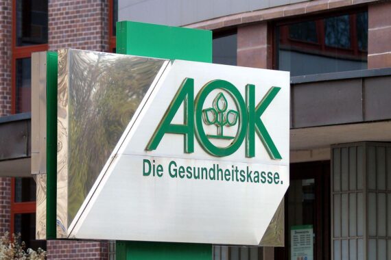 AOK-Vorstand Carola Reimann kritisiert Gesundheitsreform, fordert gerechtere Finanzierung und Unterstützung.