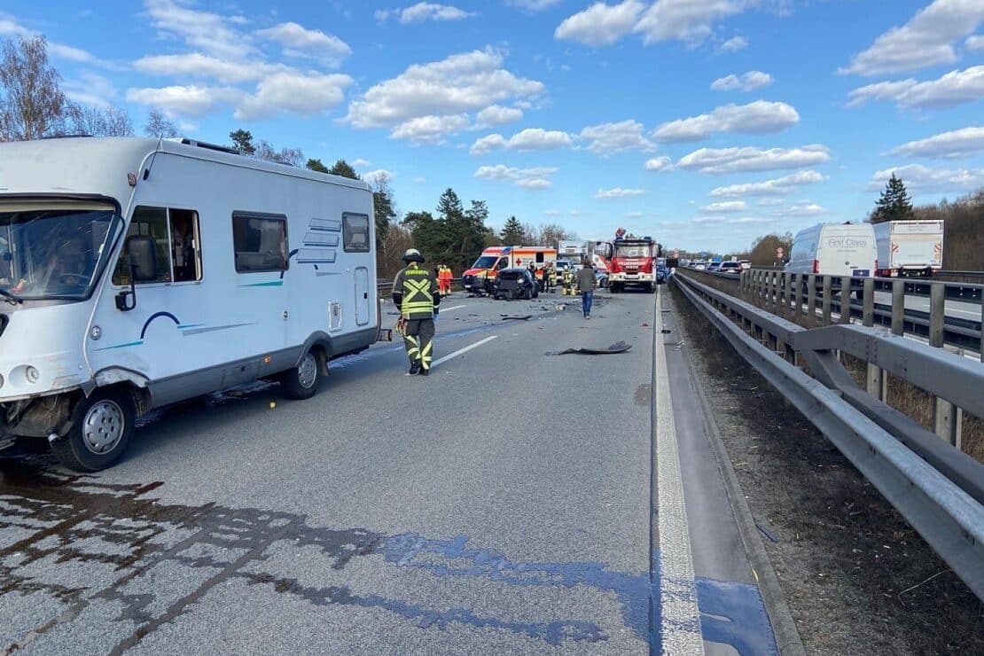 Acht Leichtverletzte nach Auffahrunfall auf A6 bei Ramstein