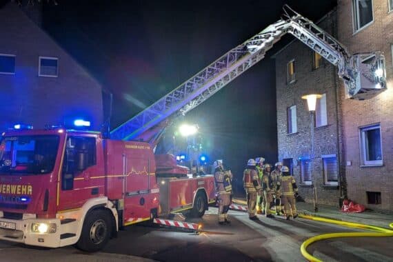 Feuerwehr löscht Brand, Rettung von acht Personen und drei Haustieren in Kleve.