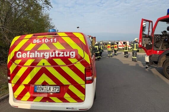 Einsatzkräfte sichern ätzende Flüssigkeit im Postverteilzentrum, Feuerwehr und Rettungsdienst vor Ort.