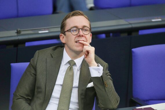 Philipp Amthor spricht über Gleichstellung und Feminismus, betont gesellschaftliche Verantwortung für Frauenrechte.