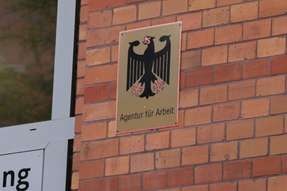 Gestiegene Arbeitslosigkeit im Saarland: 39.600 Menschen arbeitslos, 7,5% Quote. Wirtschaftsprobleme sichtbar.
