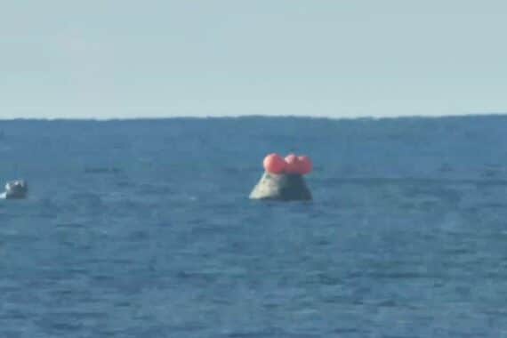 Artemis-2 Kapsel Orion nach der sicheren Wasserung im Pazifik mit Astronauten an Bord.