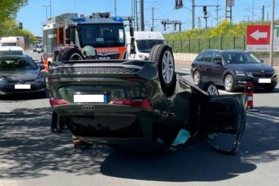 Verunfallter Audi auf dem Dach, beschädigter VW, Polizeiarbeiten, Verkehrsunfall in Erfurt.
