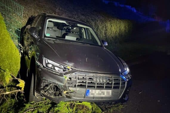 Ein beschädigtes Auto, umgeben von Zaunresten und umgeknicktem Baum. Sachschaden deutlich über 60.000 Euro.
