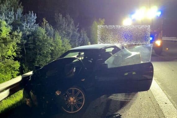 Auffahrunfall auf BAB 63: BMW kollidiert mit LKW, Fahrer leicht verletzt, hoher Sachschaden.