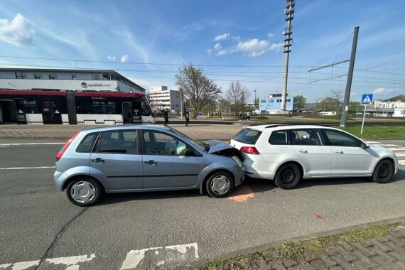 Auffahrunfall mit beschädigten Fahrzeugen, Polizei vor Ort, verletzte Personen werden behandelt.