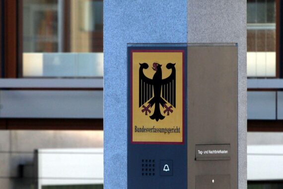 Bundesverfassungsgericht in Karlsruhe, Symbol für rechtliche Auseinandersetzungen zu Afghanistan-Schutzsuchenden.