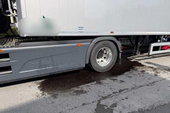 Kraftstoffaustritt von Lkw im Gewerbegebiet, Feuerwehr und Polizei sichern die Unfallstelle.