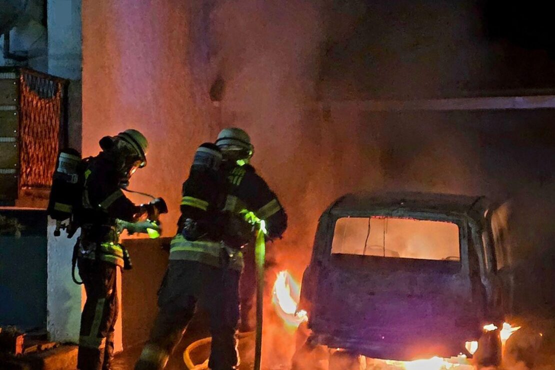 Auto brennt nachts in Radolfzeller Einfahrt