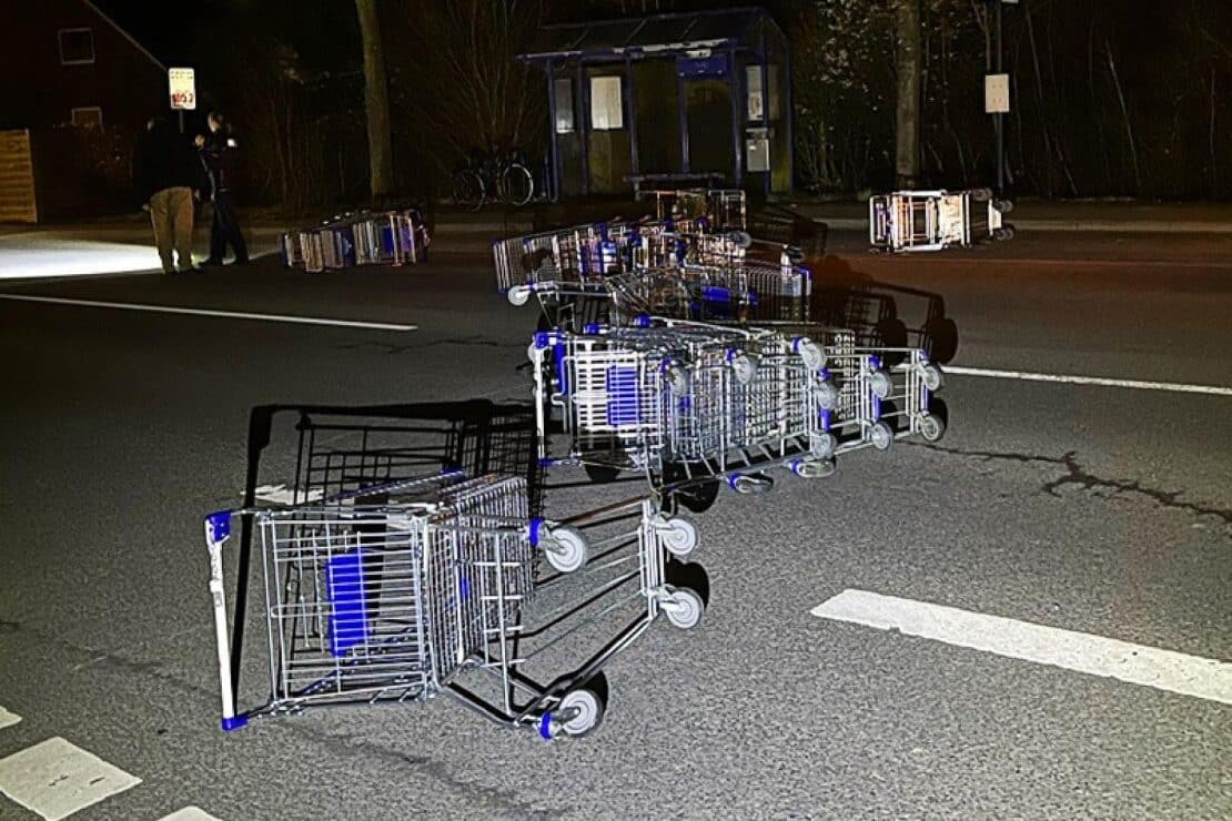Auto kollidiert mit Einkaufswagen auf Horstmarer Straße