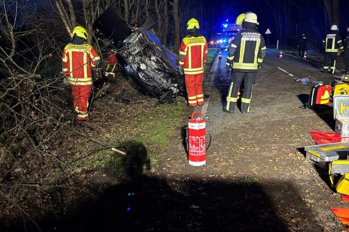 Auto überschlägt sich mehrfach auf Waldchaussee bei Heidmoor