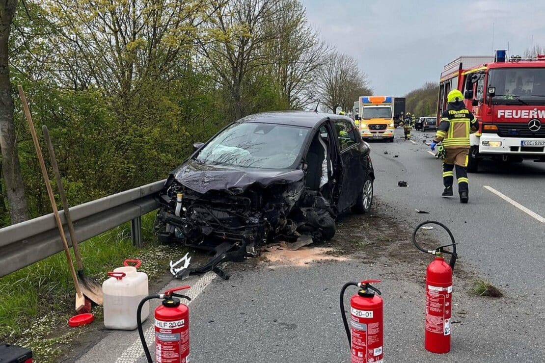 Auto und Lkw auf B474 bei Coesfeld kollidiert
