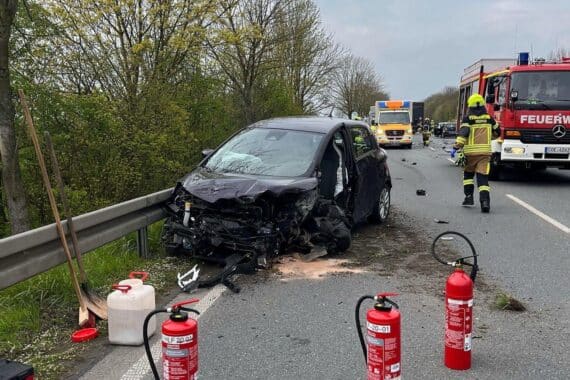 Unfallstelle mit beschädigtem Auto und Lkw, Polizei vor Ort, Verkehrsunfall in Coesfeld.
