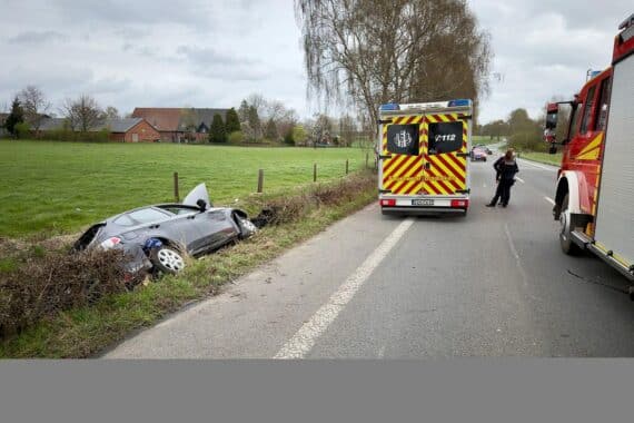 Unfallstelle mit Feuerwehr, Rettungsdienst und abgesperrter Straße nach Fahrzeugbergung in Hünxe.