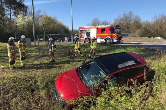 Unfallautos in Graben, Feuerwehr im Einsatz, Straße gesperrt, Verletzter wird behandelt.