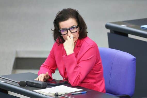 Dorothee Bär plant Deutschlands ersten Fusionsreaktor; Fokus auf Forschung und Entwicklung.