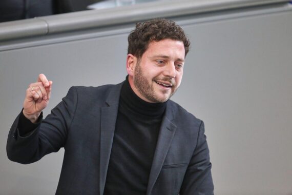 Felix Banaszak diskutiert Tempolimit und Pendlerpauschale zur Entlastung von Spritpreisen.