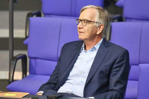 Dietmar Bartsch fordert Debatte über Beamtenbesoldung und Verbeamtungen in Berlin.