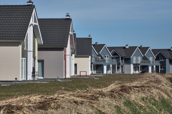 Ein Neubaugebiet mit modernen Gebäuden in Deutschland, symbolisiert steigende Baulandpreise und Wohnungsmangel.