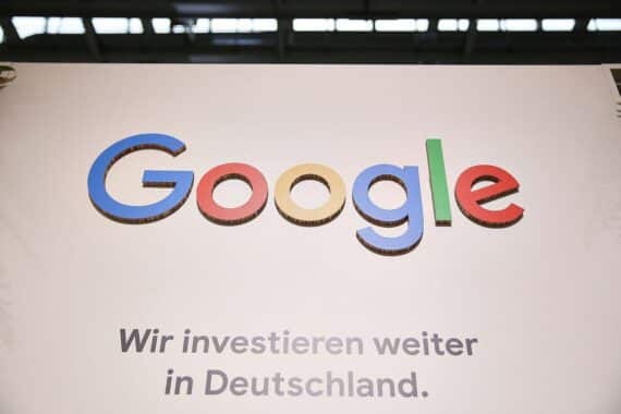 Google und deutsche Firmen im Wettlauf um Cloud-Auftrag, Beschwerde gegen Vergabe.