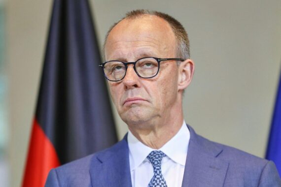 Friedrich Merz diskutiert über Energiepreise und fehlende Hilfen für einkommensschwache Haushalte.