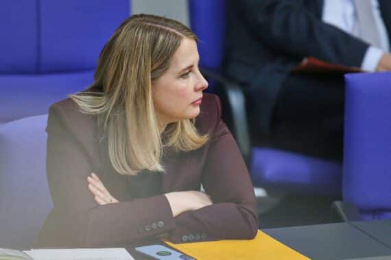 Bundesministerien unter Cyberangriff: Verena Hubertz und Karin Prien betroffen, Signal-Konten gehackt.