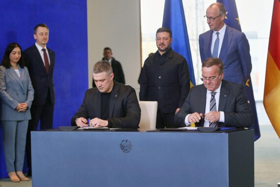 Unterzeichnung eines Abkommens zwischen Deutschland und der Ukraine zur digitalen Gefechtsdaten-Partnerschaft.