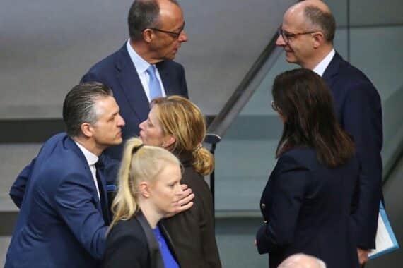 Friedrich Merz und Regierungsmitglieder diskutieren Vertrauen und Herausforderungen in der deutschen Politik.