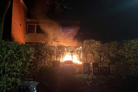 Brand auf Terrasse eines Mehrfamilienhauses, Feuerwehr im Einsatz, erheblicher Sachschaden.