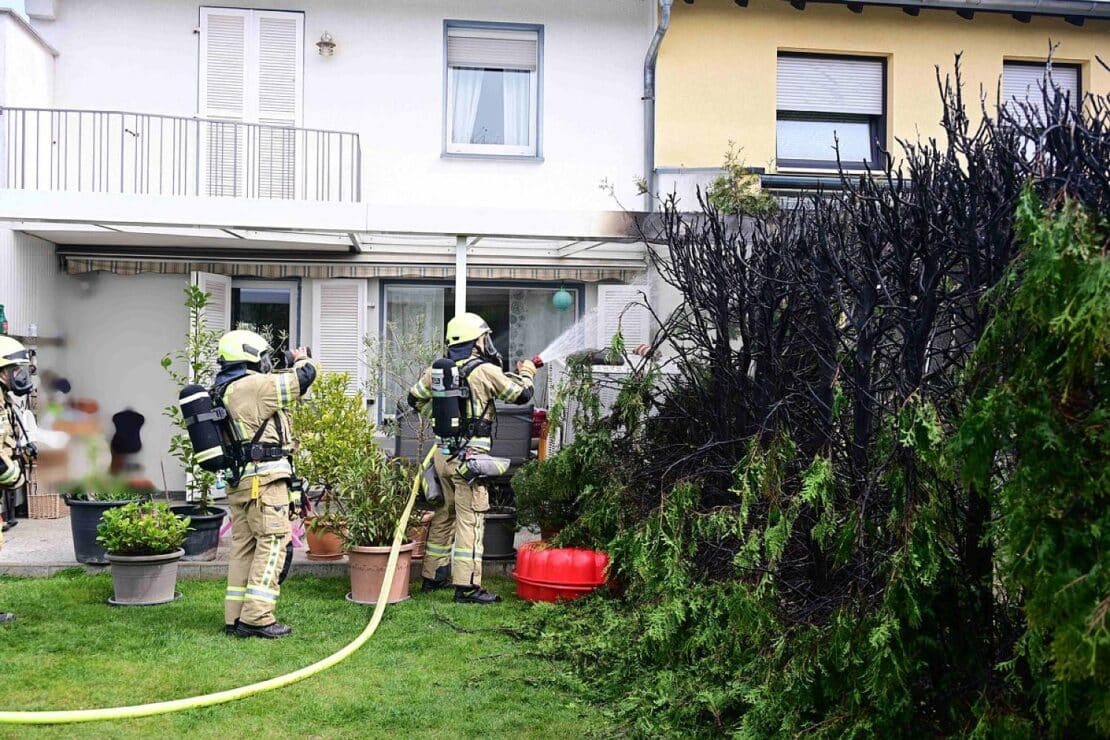 Brennende Thuja-Hecke beschädigt Haus in Pulheim