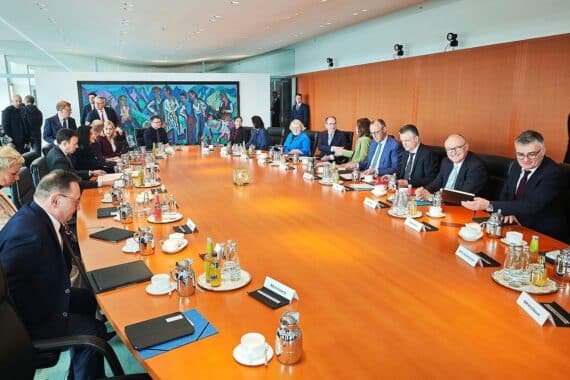 Bundeskabinett diskutiert Luftverkehrsteuergesetzänderung, Senkung der Steuersätze für Reisende.
