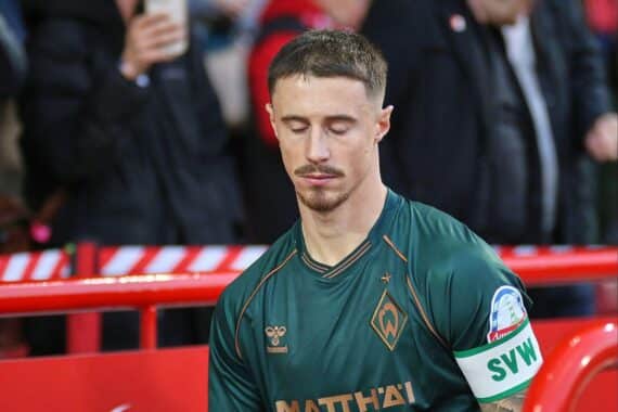 Kölner Spieler jubeln nach 3:1-Sieg gegen Bremen, Elfmeter und intensive Zweikämpfe entscheidend.