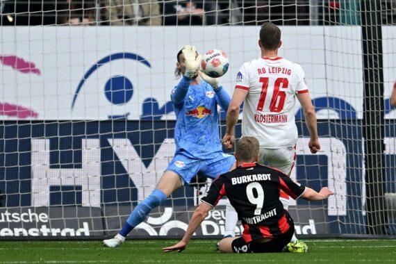 Leipzig feiert 3:1-Sieg gegen Frankfurt; Spieler jubeln, Fans im Stadion.