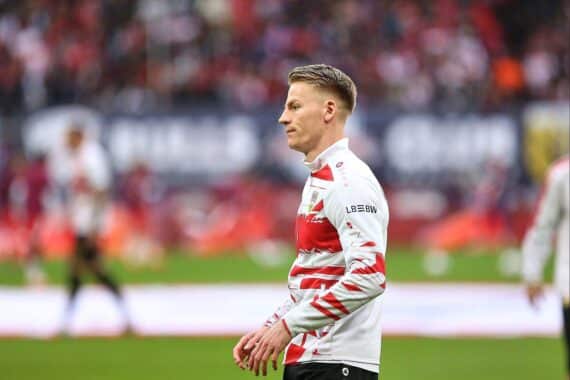VfB Stuttgart jubelt nach dem 4:0-Sieg gegen Hamburger SV mit Spielern und Fans.