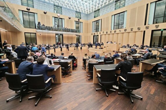 Bundesratssitzung diskutiert Tankrabatt zur Entlastung der Verbraucher von hohen Spritpreisen.